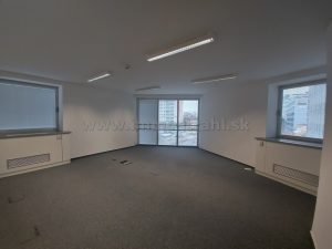 Reprezentatívny kancelársky priestor o výmere 209 m2 na prenájom na Plynárenskej ul. v objekte Bratislava Business Center I